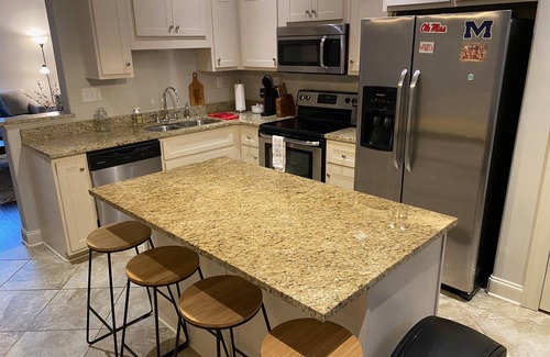Oxford Condo | Oxford Condo: Family-Friendly Stay Near Campus & Square