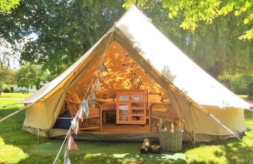 South Leigh Other | Kid-Friendly Oxford Riverside Glamping with Kitchen Access