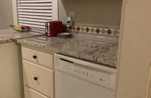 Sardis Cottage | Oxford/Sardis Cozy Stay with Breakfast & Family Amenities