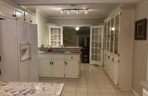 Sardis Cottage | Oxford/Sardis Cozy Stay with Breakfast & Family Amenities