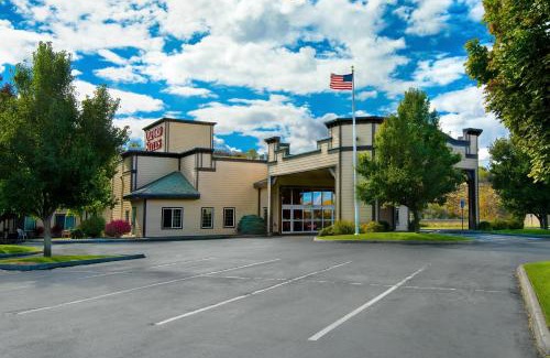 Pendleton Hotel | Welcoming Oxford Suites Pendleton: Pet Friendly & Relaxing