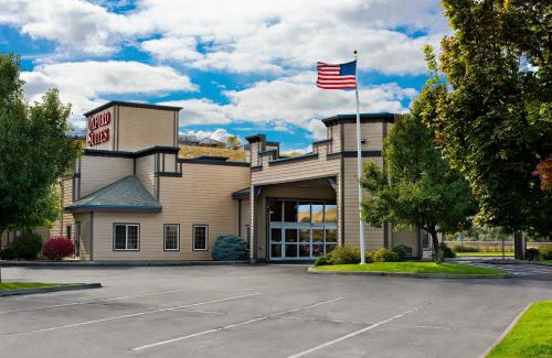 Pendleton Hotel | Welcoming Oxford Suites Pendleton: Pet Friendly & Relaxing