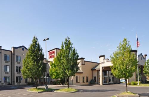 Pendleton Hotel | Welcoming Oxford Suites Pendleton: Pet Friendly & Relaxing