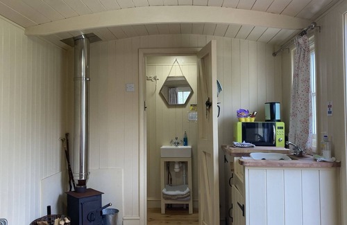 Southwell House | Discover Oxton Hill Hideaway: Pet-Friendly Retreat with Dining