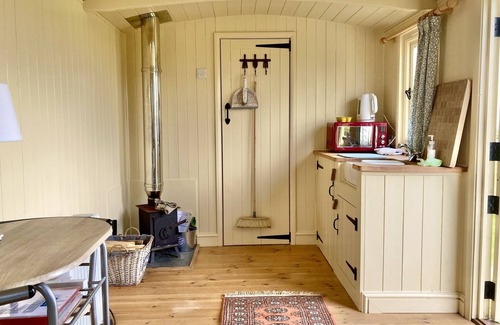Southwell House | Discover Oxton Hill Hideaway: Pet-Friendly Retreat with Dining