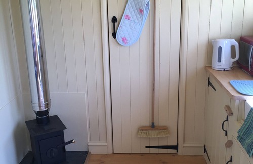 Southwell House | Discover Oxton Hill Hideaway: Pet-Friendly Retreat with Dining