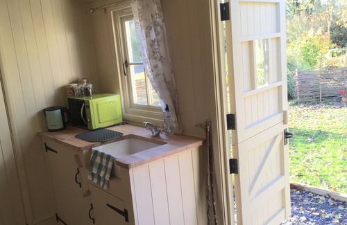Southwell House | Discover Oxton Hill Hideaway: Pet-Friendly Retreat with Dining