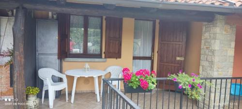 Iseo Apartment | Cozy Oxy Holiday Home with Oceanfront Views and Breakfast