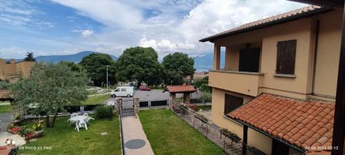 Iseo Apartment | Cozy Oxy Holiday Home with Oceanfront Views and Breakfast