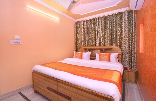 Sector 45 Hotel | Discover OYO 10384 Hotel Rajesh Palace with Breakfast & Kitchen