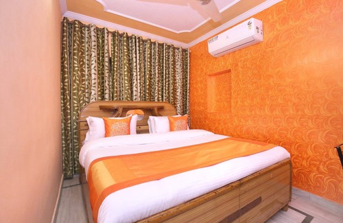 Sector 45 Hotel | Discover OYO 10384 Hotel Rajesh Palace with Breakfast & Kitchen