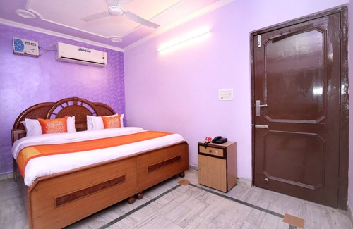 Sector 45 Hotel | Discover OYO 10384 Hotel Rajesh Palace with Breakfast & Kitchen