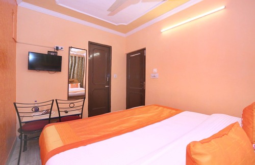 Sector 45 Hotel | Discover OYO 10384 Hotel Rajesh Palace with Breakfast & Kitchen
