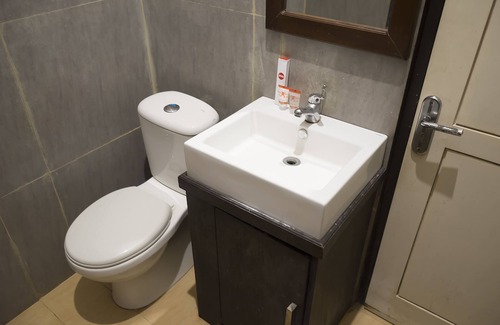 Jambi Hotel | Convenient Stay at OYO 1283 Guest House Loemajan