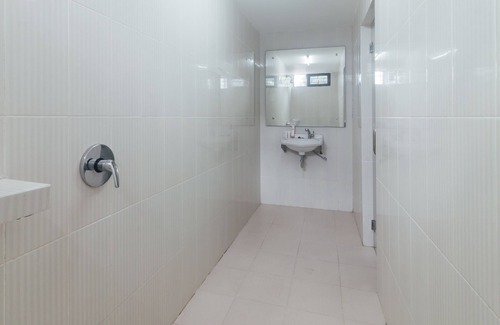 Ambon Hotel | Budget-Friendly Stay at OYO 1448 Mangga Dua Guest House