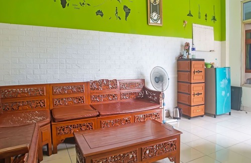 Metro Hotel | Guest Rated: 9/10 at OYO 1804 Guest House Oema'h Opa