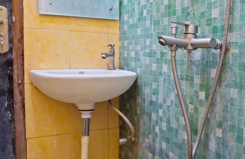 Metro Hotel | Guest Rated: 9/10 at OYO 1804 Guest House Oema'h Opa