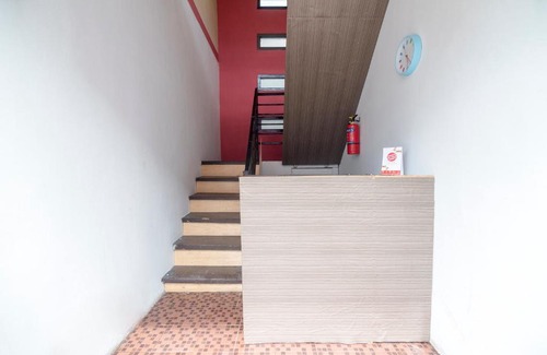 Pontianak Hotel | Budget-Friendly OYO 2187 Hm Guest House for Family Stays
