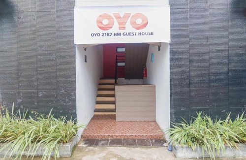 Pontianak Hotel | Budget-Friendly OYO 2187 Hm Guest House for Family Stays