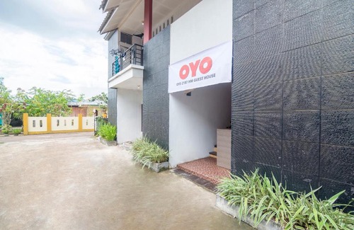 Pontianak Hotel | Budget-Friendly OYO 2187 Hm Guest House for Family Stays