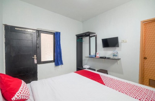 Pontianak Hotel | Budget-Friendly OYO 2187 Hm Guest House for Family Stays
