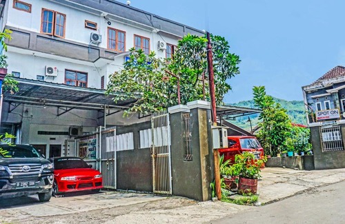 Sukabumi Hotel | Budget-Friendly Stay at OYO 2226 Nurmega Jaya