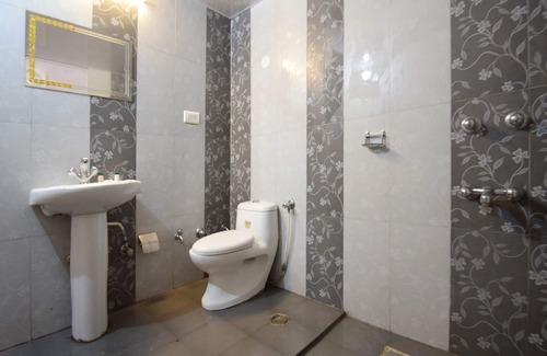 Green Park Hotel | Guest Rated OYO 23224 F-14 Green Park with Breakfast & Kids Play