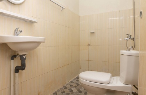 Babul Makmur Hotel | Discover OYO 2410 Intan Hotel with Family-Friendly Amenities