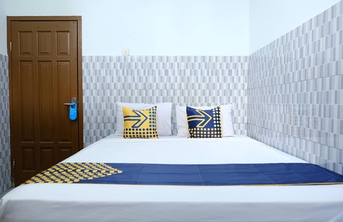 Tanjung Pandan Hotel | Discover OYO 2766 Kezia Kost with Breakfast & Family Amenities