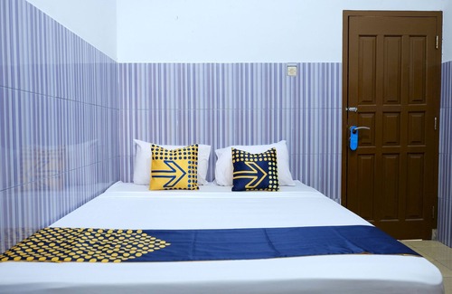 Tanjung Pandan Hotel | Discover OYO 2766 Kezia Kost with Breakfast & Family Amenities