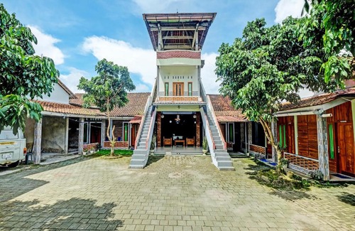 Borobudur Hotel | Budget-Friendly Stay at OYO 3355 Homestay Syariah Asyuban