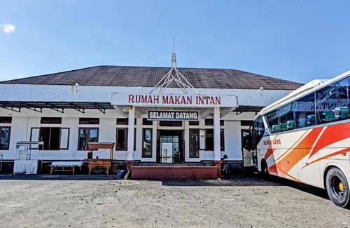 Kebasen Hotel | Budget-Friendly Stay at OYO 3479 Hotel Intan for Families