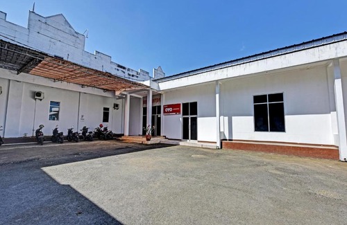Kebasen Hotel | Budget-Friendly Stay at OYO 3479 Hotel Intan for Families