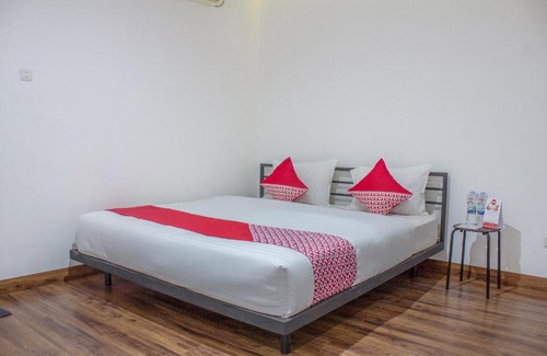 Kebon Kacang Hotel | Budget-Friendly Stay at OYO 366 Thamadhiro Residence