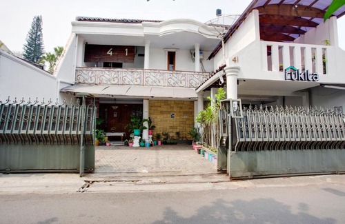 Mampang Prapatan Hotel | Discover OYO 3725 Sisca Guest House: Family-Friendly Stay