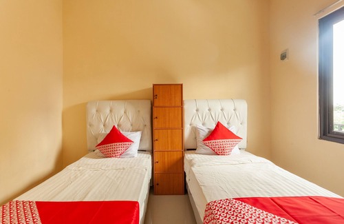 West Cirebon House | Cozy Richmond Guest House with Breakfast & Family Amenities