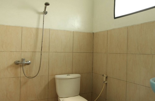 West Cirebon House | Cozy Richmond Guest House with Breakfast & Family Amenities