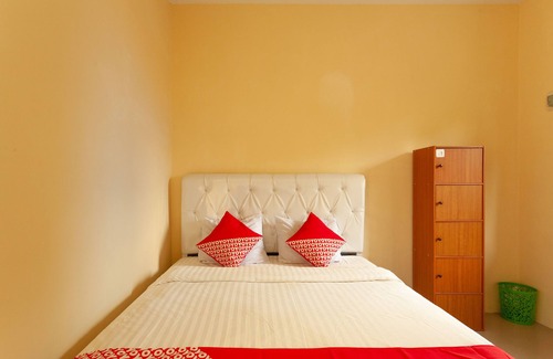 West Cirebon House | Cozy Richmond Guest House with Breakfast & Family Amenities