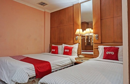 Chinatown Hotel | Family-Friendly OYO 671 Hotel Capitol with Breakfast Included