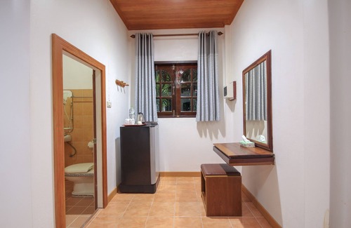 Lan Saka Hotel | Budget-Friendly Stay at OYO 75353 Loy Chalet Resort