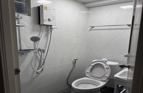 Chatuchak Hotel | Discover OYO 75495 Ratchadadome Hostel in Bangkok
