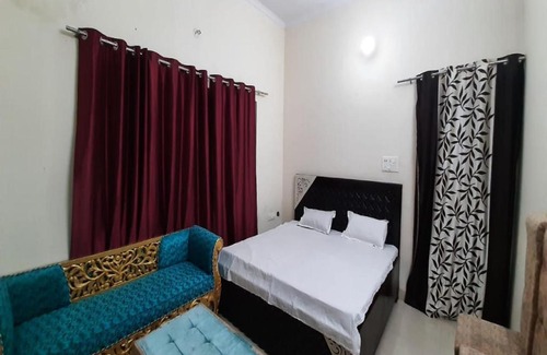 Bareilly Hotel | Discover OYO 82700 Hotel Imperial Lawn with Pool & Breakfast
