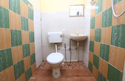 Kampung Ru Lima Hotel | Family-Friendly Stay at OYO 89819 Raz Hotel Kelulut