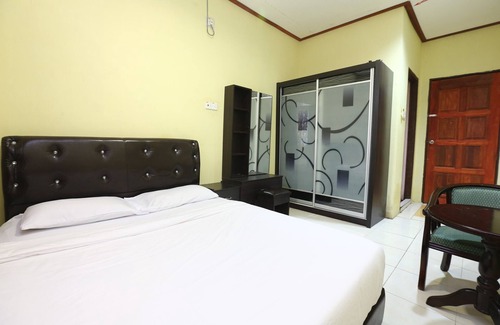 Kampung Ru Lima Hotel | Family-Friendly Stay at OYO 89819 Raz Hotel Kelulut