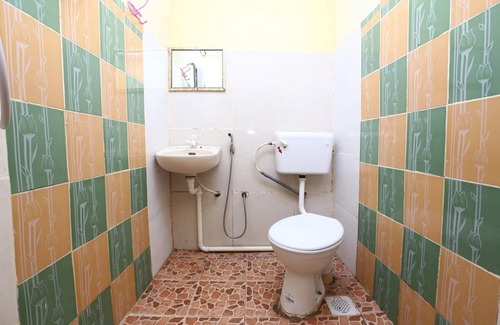 Kampung Ru Lima Hotel | Family-Friendly Stay at OYO 89819 Raz Hotel Kelulut