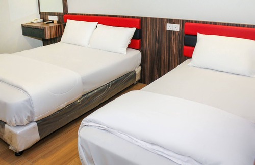 Taman Mount Austin Hotel | Budget-Friendly Stay at OYO 90027 Happy Hotel with Breakfast