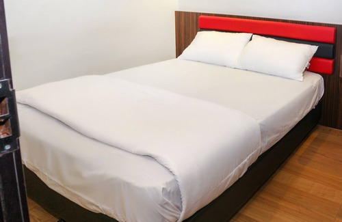 Taman Mount Austin Hotel | Budget-Friendly Stay at OYO 90027 Happy Hotel with Breakfast