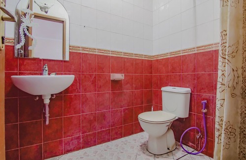 Mampang Prapatan Hotel | Budget-Friendly OYO 90094 Gayatri Residence with Pool & Breakfast