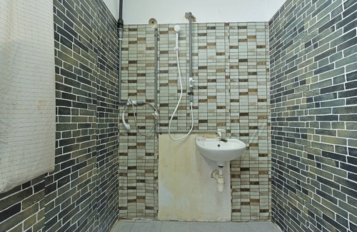 Kampung Kijing Hotel | Budget-Friendly Stay at Oyo 90631 Syahirah Hotel