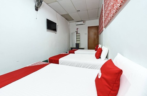 Kampung Kijing Hotel | Budget-Friendly Stay at Oyo 90631 Syahirah Hotel